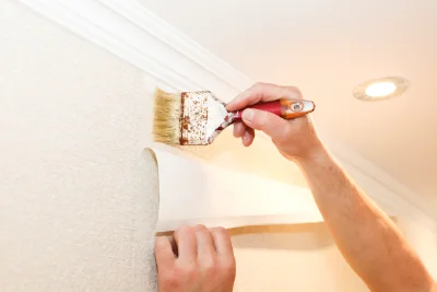 Pose de papier peint à Espinchal — revêtements muraux et toiles de verre
